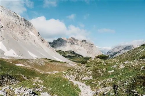 Высокая тропа Карвендель разделена на шесть этапов и включает в себя скалистые долины и крутые спуски, пересекающие горы Карвендель.