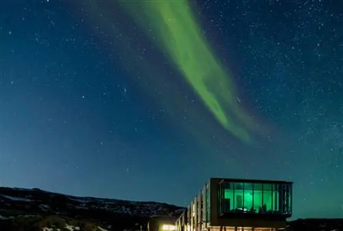 Северное сияние над отелем Ion Luxury Adventure Hotel в Исландии, куда Хамм хочет отправиться в следующий раз.