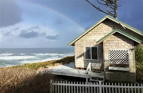 Интерьеры в этом коттедже в Ньюпорте недавно были реконструированы, но мы сомневаемся, что вы все равно будете проводить много времени в помещении.