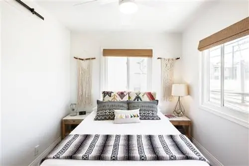 Этот Airbnb Plus с одной спальней находится всего в четырех домах от пляжа.