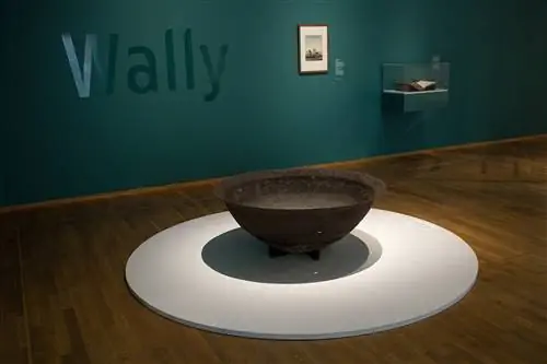 На выставке представлены личные истории 10 человек, в том числе Уолли, порабощенного человека, вынужденного работать на сахарной плантации в колонии Суринам.