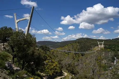 Этот мост - один из способов испытать свой страх высоты.