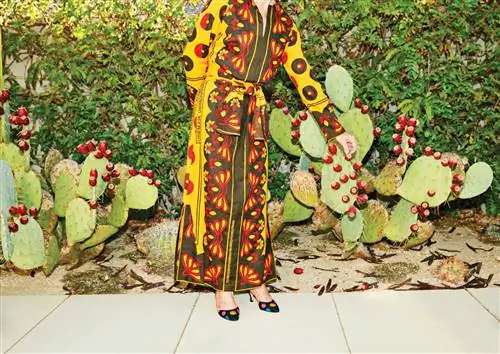 Айрис часто привозила из поездок домой ткани, в том числе этот яркий принт с Занзибара.