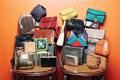 В шкафу Айрис также есть множество кошельков и сумочек, собранных за годы ее путешествий.