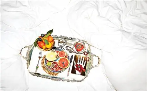 Айрис приобрела это ожерелье, дизайн которого вдохновлен архитектурными деталями храмов, в ювелирном магазине на юге Индии.