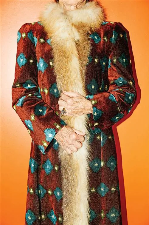 Айрис надела это пальто с меховой отделкой от Oscar de la Renta, чтобы увидеть «Кармен» в миланском Ла Скала.