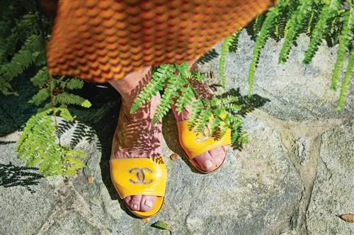 Пара шлепанцев Chanel привнесет жизнерадостный желтый оттенок.