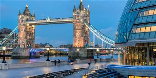 Великобритания возобновляет международные поездки, добавляя несколько стран в «Зеленый список»