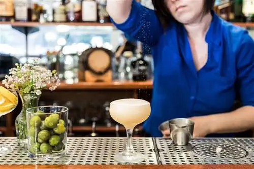 Приготовление коктейля у Майкла.