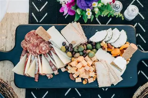 Santa Monica Picnic Co. упаковывает подносы для сыра и мясных закусок, как профессионалы на пикнике.