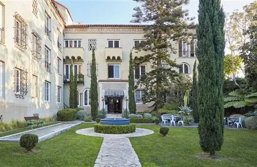 Средиземноморский фасад уступает современным интерьерам в Palihouse Santa Monica.