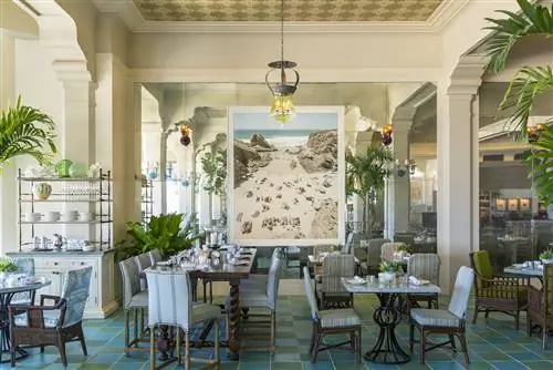 Встретьтесь с друзьями за коктейлем во внутреннем дворике Terrazza отеля Casa Del Mar.