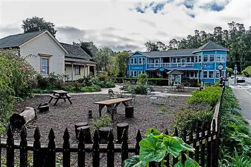 По восточной и западной деревням Камбрии можно дойти пешком, они заполнены причудливыми бутиками и местными ресторанами.