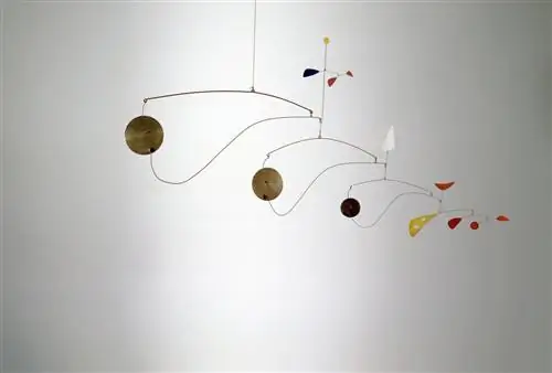 Александр Колдер, «Тройной гонг», ок. 1948 г., латунь, листовой металл, проволока и краска, Фонд Колдера, Нью-Йорк; обещанный подарок Холтона Роуэра. &copy; 2021 Фонд Колдера, Нью-Йорк/Общество прав художников (ARS), Нью-Йорк.