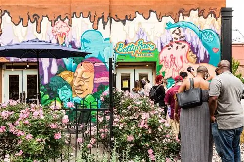 Местные жители выстраиваются в очередь в Betty Rae's за уникальными вкусами мороженого, такими как коричневое масло и жареные орехи пекан.