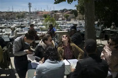 Рестораны ограничены 50 процентами мест для сидения на открытом воздухе и не более чем шестью людьми за столом.