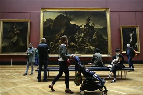 Посетители стремились войти в Лувр в Париже, когда он вновь открылся 19 мая.