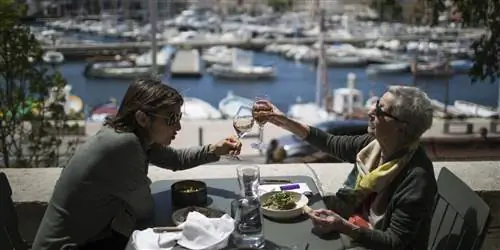 Французские музеи и террасы кафе наконец открылись после нескольких месяцев закрытия