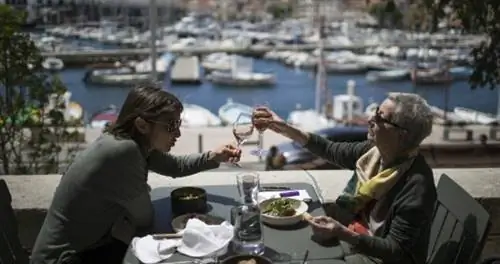 Французские музеи и террасы кафе вновь открываются после нескольких месяцев закрытия