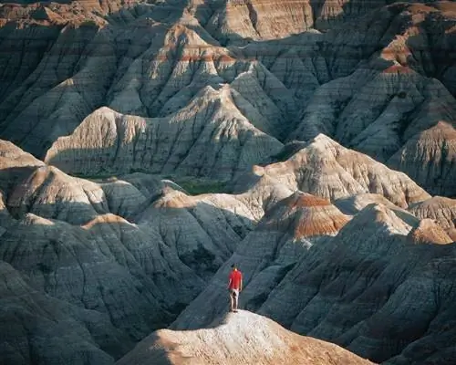 Сделайте крюк в Национальный парк Бэдлендс.