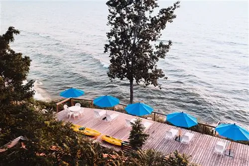 Курорт Lake Shore на озере Мичиган находится всего в трех милях от центра города Согатак.