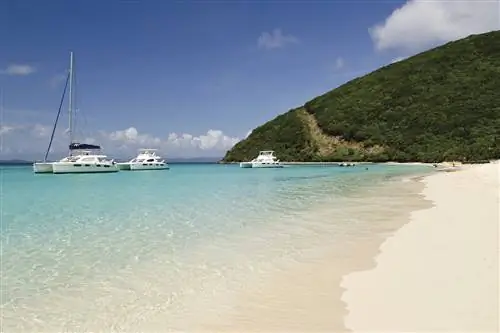 Находясь на пляже Уайт-Бэй, загляните в знаменитый бар Soggy Dollar, чтобы выпить обезболивающий коктейль.