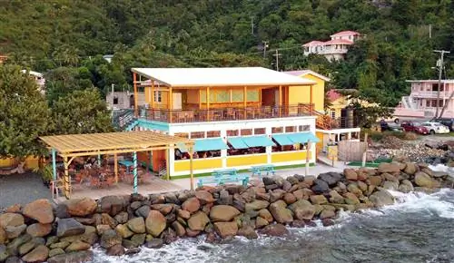 Загляните в D’Coal Pot на Тортоле, чтобы купить свежие местные морепродукты.