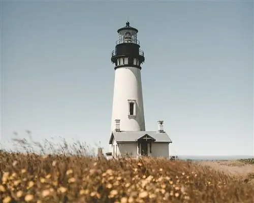 Остановитесь, чтобы сфотографироваться у маяка Якина-Хед в Ньюпорте.