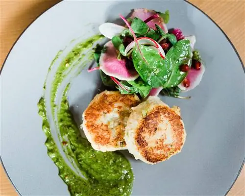 Поездка вдоль побережья Орегона будет подкреплена отличными блюдами, такими как крабовые пирожки Dungeness в ресторане и баре Meridian.