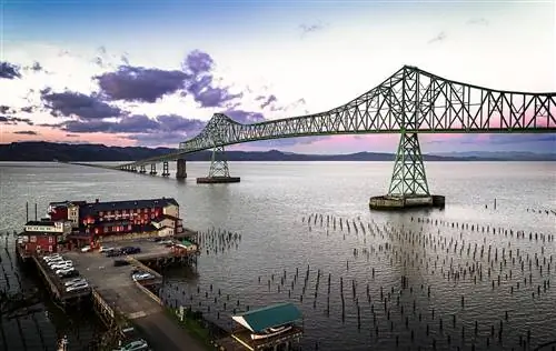 Многие отели в этом путешествии, такие как Cannery Pier Hotel, выходят на водные просторы.