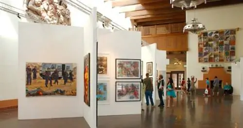 Почему вам нужно отправиться в Санта-Фе за искусством этим летом