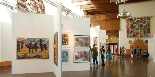 Почему вам нужно отправиться в Санта-Фе за искусством этим летом