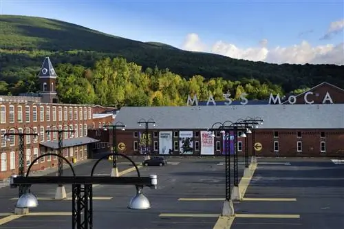 MASS MoCA с выставочной площадью более 200 000 квадратных футов является одним из крупнейших центров современного и исполнительского искусства в Соединенных Штатах.