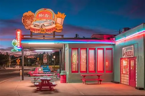 Закусочная Mr. D's Diner - старое заведение на шоссе Route 66, открытое с 1978 года и предлагающее домашнюю американскую кухню.