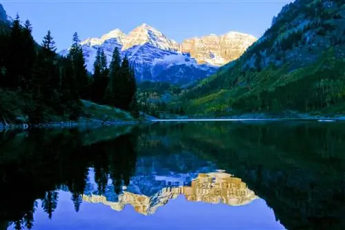 Колокола Maroon Bells отражаются от горного озера.