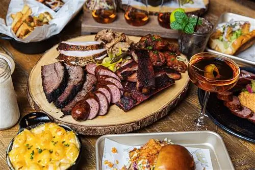 Прежде чем попасть в Гринвилл, закажите столик в Husk BBQ.