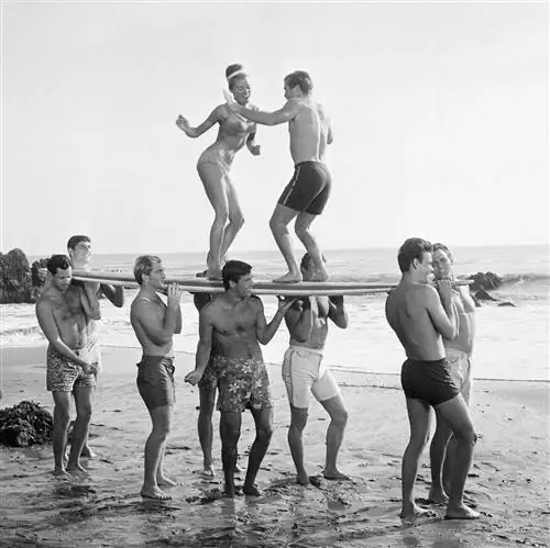 Члены серфинг-клуба North Bay в Малибу-Бич, Калифорния, 1961 год.