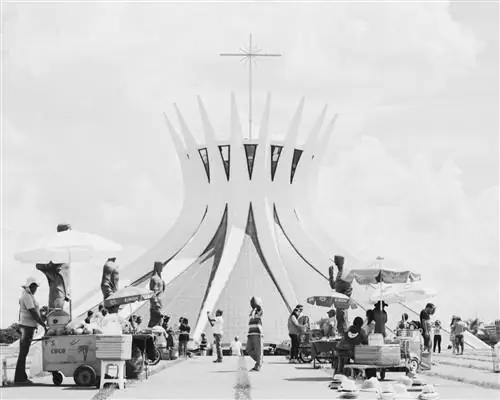 Некоторые говорят, что архитектор Оскар Нимейер спроектировал собор Бразилиа так, чтобы он напоминал две руки, воздетые к небу; другие видят в этом терновый венец Христа.