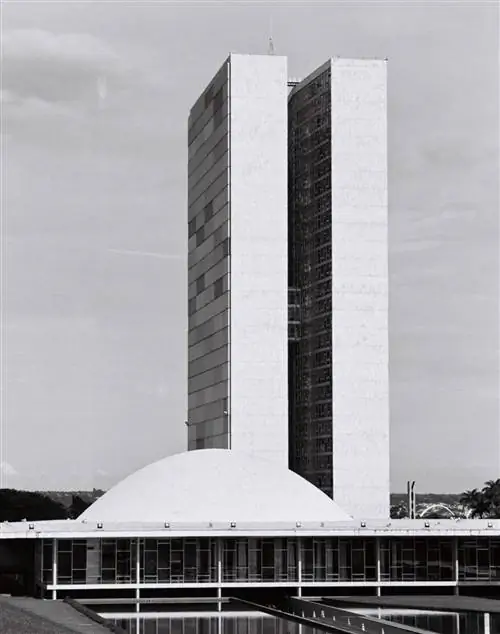 Бразильский Сенат собирается под величественным куполом Национального Конгресса, одним из самых почитаемых памятников Нимейера. Две стройные башни заполнены офисами.