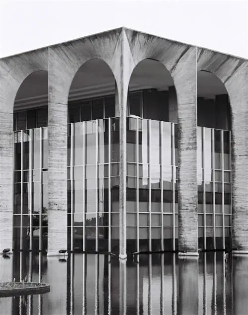 Штаб-квартира Нимейера во дворце Итамарати получила прозвище Дворец арок. Структура из камня и стекла, кажется, поднимается из отражающего пруда ландшафтного дизайнера Роберто Бурле Маркса.