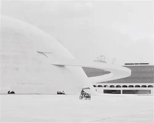 К вращающимся экспонатам в Национальном музее Республики в Бразилиа можно добраться через парящий входной пандус, который придает куполообразному музею Нимейера вид космической эры.