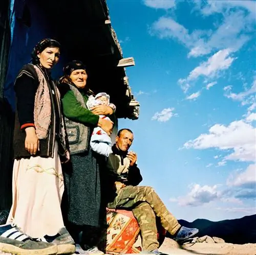 Члены семьи на крыльце своего дома (2006).