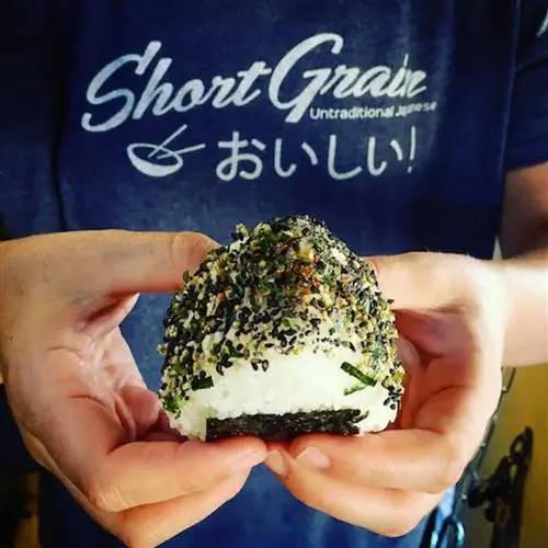 Онигири - одно из многих блюд в японском стиле в Short Grain.