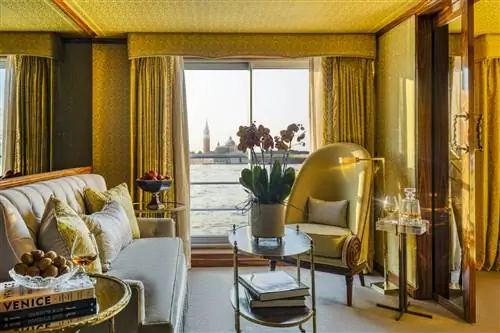 Представьте себе, что у вас есть собственный плавучий бутик-отель в самом сердце Венеции.