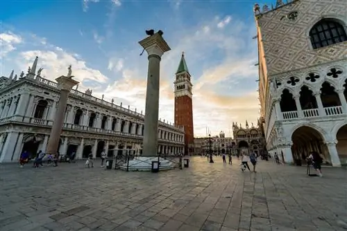 Из-за запрета крупных круизных лайнеров и меньшего количества туристов из-за пандемии на данный момент вы можете посетить Венецию с меньшим скоплением людей.