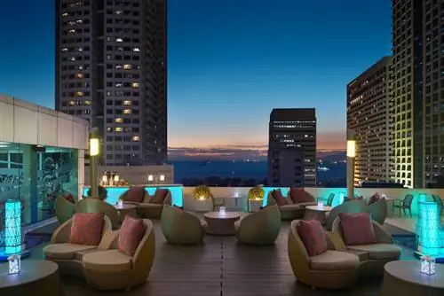 Насладитесь всем этим в лаундже на крыше отеля Sheraton Manila Bay.