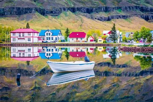 Менее посещаемый Сейдисфьордюр - одна из самых живописных деревень Исландии.