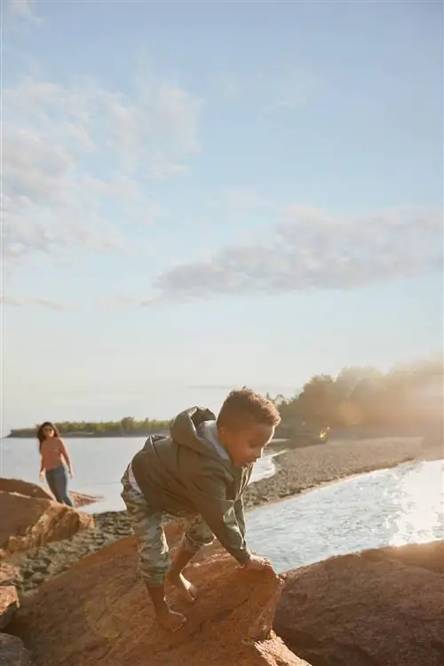 Черный пляж возле государственного парка Маяк Сплит-Рок (Сильвер-Бей, Миннесота)