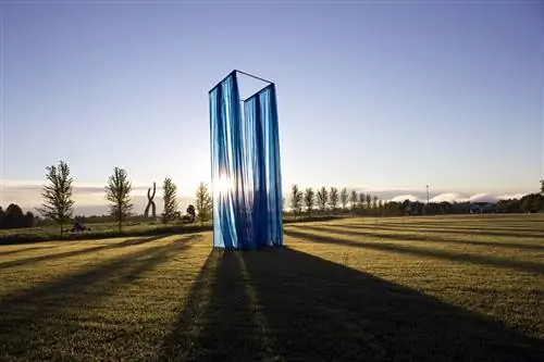 Пусть дети лазают по произведениям искусства в парке скульптур Франкония - это поощряется.