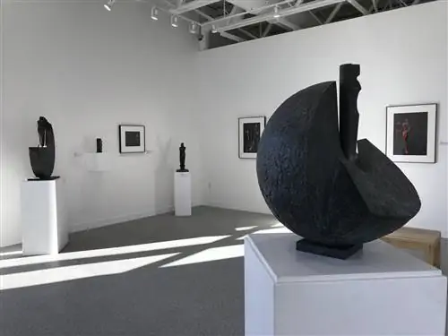 В Watermark вы можете совершить поездку по выставкам или испачкать руки на различных художественных уроках.